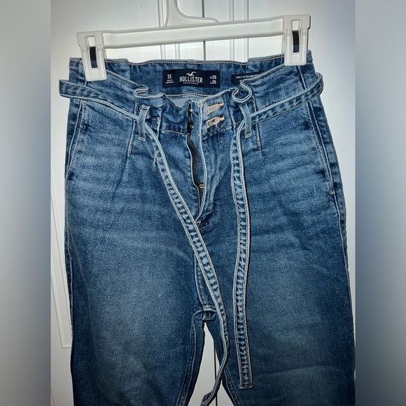 HOLLISTER CALIFORNIA  CURVY ULTRA HIGH- RISE MOM JEAN 👖 - Picture 4 of 6
